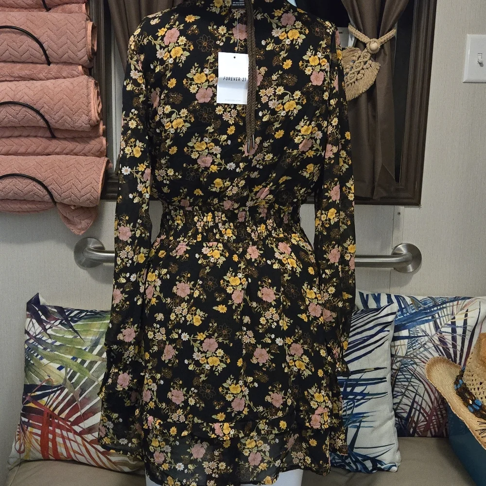 New !    Black Floral Peasant Dress - Picture 4 of 6